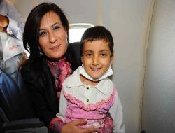 Lösemi Hastası Aleyna, Önlük Hediye Eden Bakan Çubukçu'yu Çiçeklerle Uğurladı