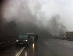 Yakılan Lastikler Tem'de Zincirleme Kazaya Yol Açtı: 2 Yaralı