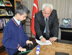 Küçük Enes, Vali Çolak’ı Duygulandırdı