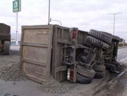 Freni Boşalan Kamyon, Kırmızı Işıkta Bekleyen Tır'a Çarparak Devrildi
