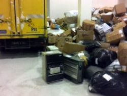 Depremzedelere Toplanan Yardımlar Köpeklere Yem Oldu