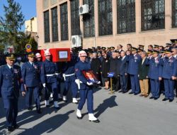 Eşini Son Yolculuğuna Asker Selamıyla Uğurladı