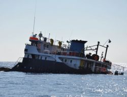 Antalya’da Batmaya Başlayan Gemi Açıklara Doğru Çekiliyor