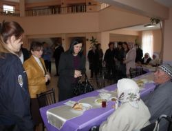 Yozgat’ta Polis Eşlerinden Huzurevi Sakinlerine Ziyaret