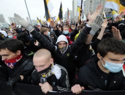 Binlerce Kişi 'Birlik' İçin, Dazlaklar Da 'Ruslar' İçin Yürüdü