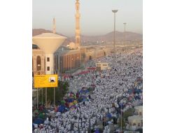 Hacı Adayları Arafat’a Akın Ediyor