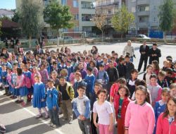 Edremit İstiklâl İlköğretim Öğrencileri Harçlıklarını Van'a Yolladı