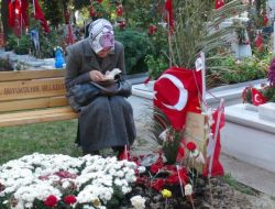 Çukurca Şehidinin Annesi, Oğlunun Fotoğrafıyla Teselli Buldu