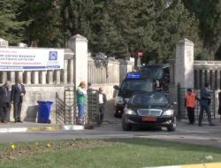 Başbakan Annesinin Kabrini Ziyaret Etti