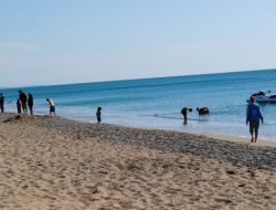 Turistler Rüzgarlı Havaya Aldırış Etmeden Antalya'da Denize Girdi