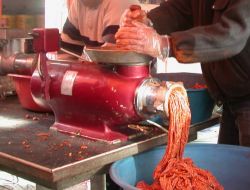 "Sokak Aralarında Kıyma Çektirmeyin"