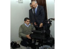 Kılıçdaroğlu, Engelli Sinan Şemin'e Akülü Araba Verdi