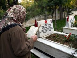 Şehitlikler, Acılı Ailelerin Ziyaretleriyle Doldu Taştı