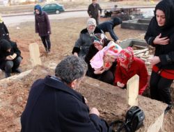 Azra Bebek Babasının Mezarını Ziyaret Etti