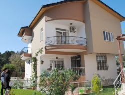 Alman Pedagog Villasını Şömineyle Isıtıyor