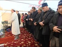 Depremin Vurduğu Erciş’te Bayram Namazı Kılındı