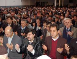 Camide Yer Bulamayan Cemaat Bayram Namazını Sokakta Kıldı