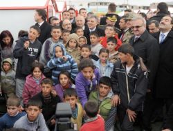 Gül, Deprem Bölgesinde Vatandaşlarla Bayramlaştı