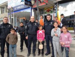 Polis Çocuklara Bayram Harçlığı Dağıttı