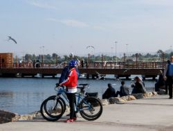 İzmirliler Yazdan Kalma Havanın Tadını Çıkardı