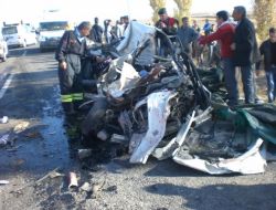 Lastiği Patlayan Araç Tır'ın Altına Girdi