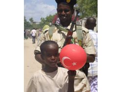Yıkık Mogadişo’da Ay Yıldızlı Somali Çocuk