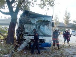 Kaza Yapan Belediye Otobüsünün Boş Alması Faciayı Önledi (2)