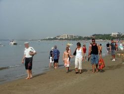 Güneşli Hava Turistleri Deniz Kenarına Çekti