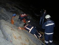 Düşen Telefonunu Almaya Çalışırken Kayaların Arasında Sıkıştı