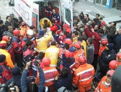 Japon Doktor Yaralı Olarak Kurtarıldı