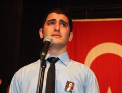 Sunum Yapan Öğrenci Sahnede Duygulandı