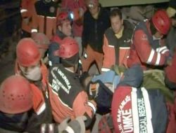 İstanbul Ekipleri 2 Kişiyi Sağ Çıkardı