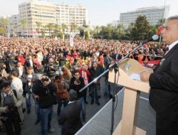 İzmirlilerden 'Atatürk'e Saygı Yürüyüşü'