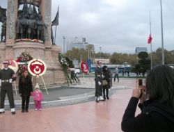 Taksim Cumhuriyet Anıtı’nda Ata’ya Saygı Nöbeti Tutan Askerlere Büyük İlgi