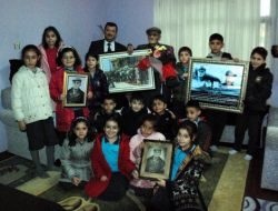 Öğrencilerden Atatürk'ün Naaşı Başında Nöbet Tutan Kalmaz’a Anlamlı Ziyaret