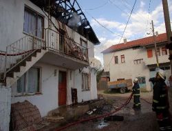 2 Katlı Evde Çıkan Yangın, İtfaiyenin Zamanında Müdahalesiyle Söndürüldü