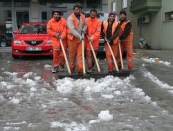 Erzincan Şehir Merkezine Mevsimin İlk Karı Yağdı
