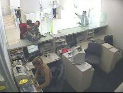 Polis Banka Soyguncusunu 'İğneyle Kuyu Kazarak' Buldu