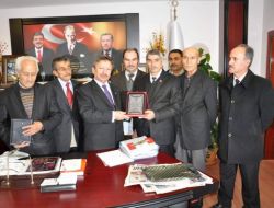 Şair Ve Yazarlar Derneği Başkanvekili Şahin'den Başkan Başer’e Plaket