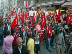 Demokratik Açılım Karşıtları İstanbul'da Bayrak Ve Fotoğraflarla Yürüyüş Yaptı