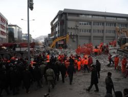 Başbakan bayram otelin enkazındaydı..
