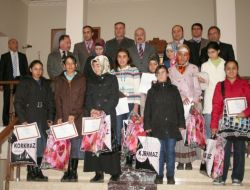 Eğitimlerini Tamamlayan Kız Öğrencilerin Diploma Sevinci