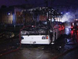 Park Halindeki Otobüs Alev Alev