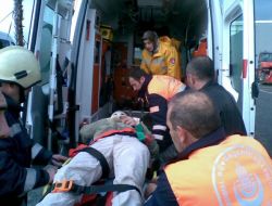 Aşırı Hız Yapan Minibüs Direğe Çarptı, 3 Yaralı