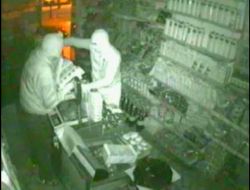 Maskeli Soyguncular Güvenlik Kamerasında