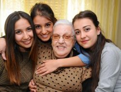 90. Yaş Gününü Sürpriz Partiyle Kutladı