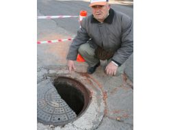 Çukurzede Vatandaş, Yarısı Açık Olan Rögara Tepki Gösterdi