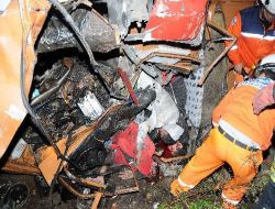 Otomobille Belediye Otobüsü Çarpıştı, 4 Genç Öldü (2)