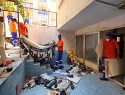 İzmir'de Bir Evden İki Kamyon Çöp Çıkarıldı