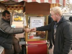 Oğlu Kanser Tedavisi Gören Simitçiden Depremzedeler İçin Anlamlı Kampanya